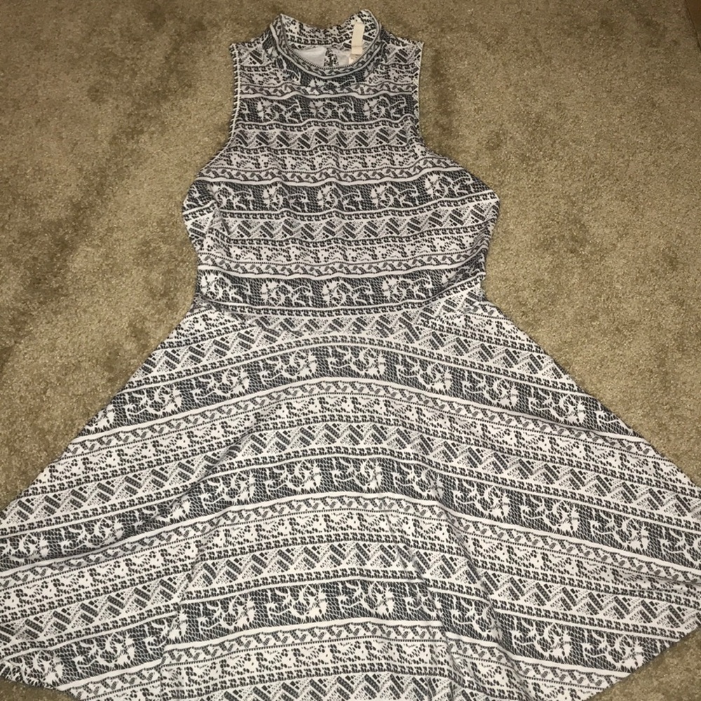 BLACK AND WHITE PATTERNED DRESS